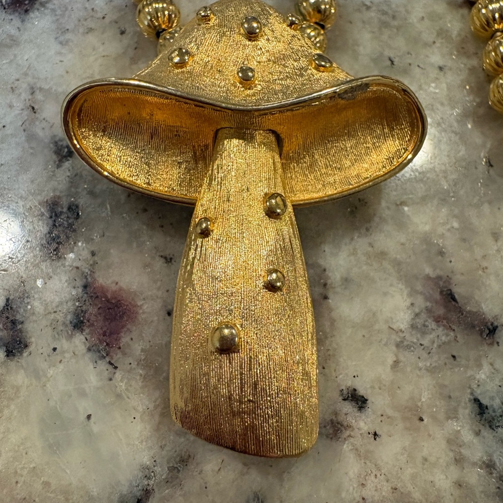 Vintage Gold Mushroom Pendant Necklace - Picture 3 of 8